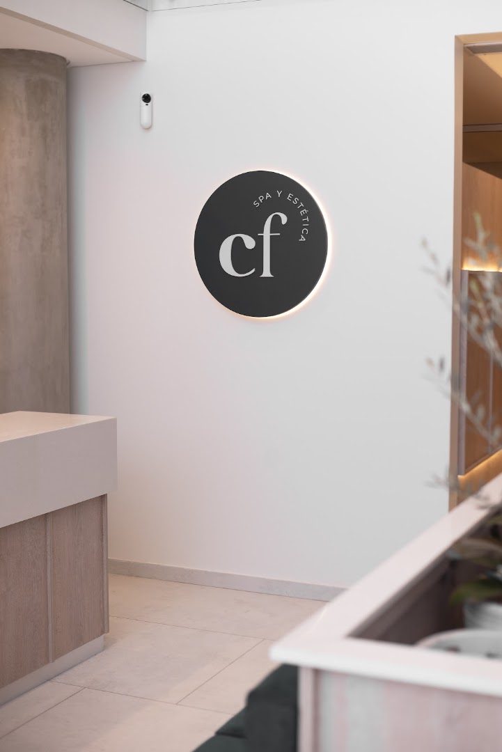 Logo cf en la pared de recepción del spa