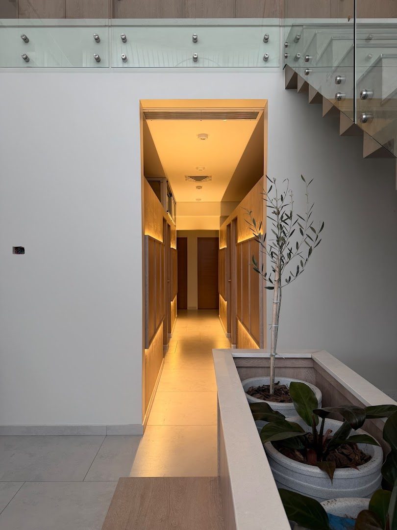 Pasillo de CF Spa y Estética en Villa Lugano, con luz cálida y plantas
